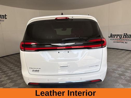 Bright White Clearcoat 2023 Chrysler Pacifica Limited