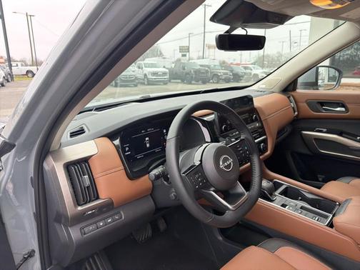 2025 Nissan Pathfinder Platinum