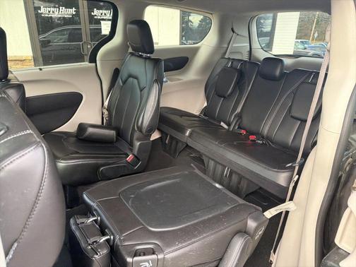 2023 Chrysler Pacifica Touring-L