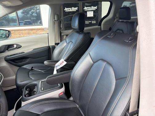 2023 Chrysler Pacifica Touring-L