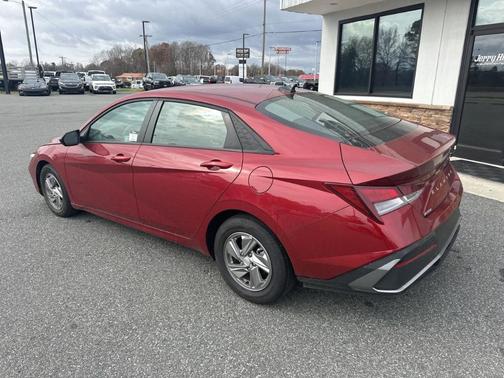 2025 Hyundai ELANTRA SE