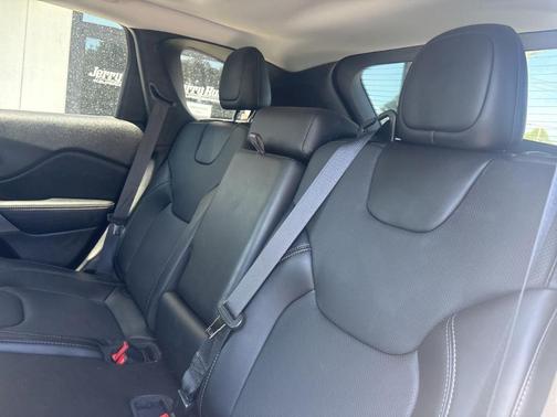 Bright White Clearcoat 2022 Jeep Cherokee Latitude Lux