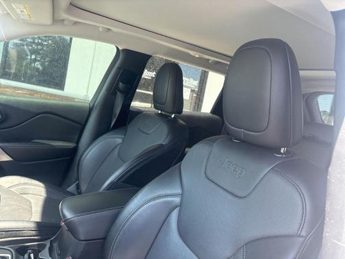 Bright White Clearcoat 2022 Jeep Cherokee Latitude Lux