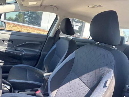 Gun Metallic 2024 Nissan Versa 1.6 SV