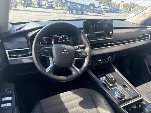 2023 Mitsubishi Outlander SE