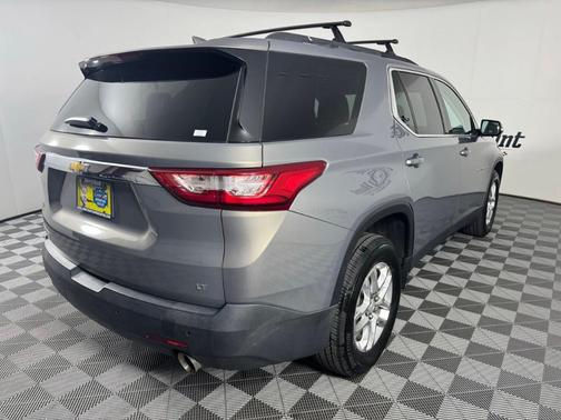 Pepperdust Metallic 2018 Chevrolet Traverse LT Cloth