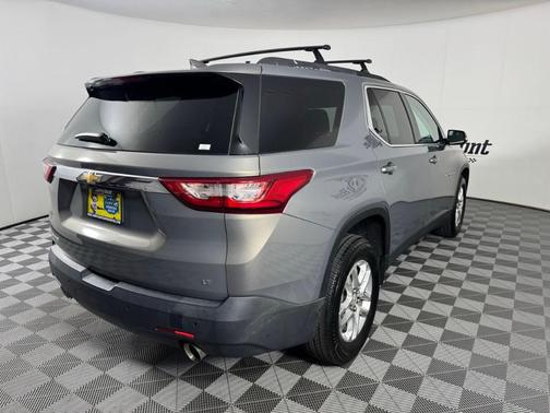 Pepperdust Metallic 2018 Chevrolet Traverse LT Cloth