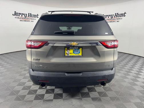Pepperdust Metallic 2018 Chevrolet Traverse LT Cloth