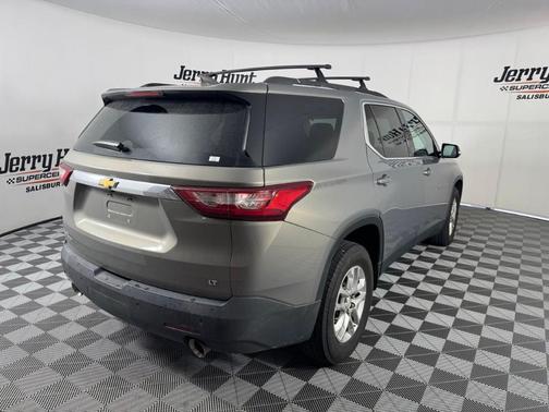Pepperdust Metallic 2018 Chevrolet Traverse LT Cloth