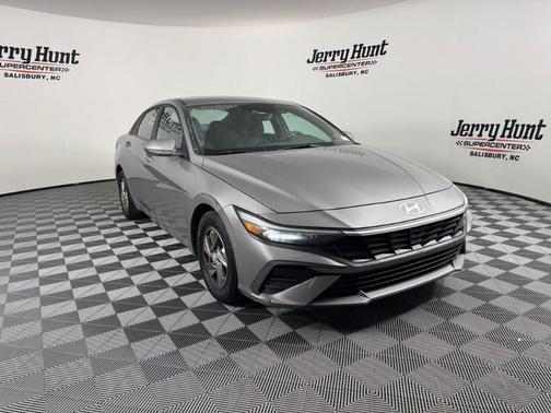 2025 Hyundai ELANTRA SE