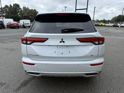 2023 Mitsubishi Outlander SE