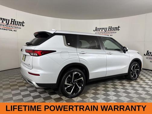2023 Mitsubishi Outlander SE