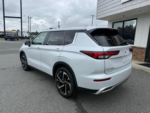 2023 Mitsubishi Outlander SE