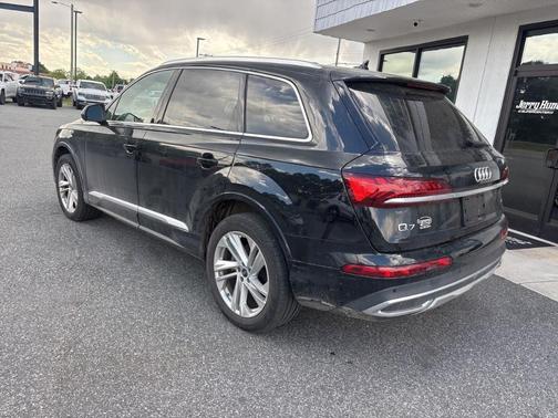 Mythos Black Metallic 2023 Audi Q7 55 Premium