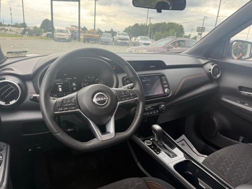 2023 Nissan Kicks SR