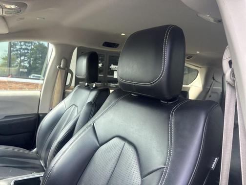 2023 Chrysler Pacifica Touring-L