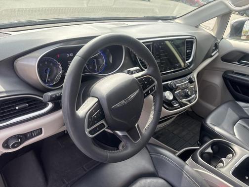 2023 Chrysler Pacifica Touring-L
