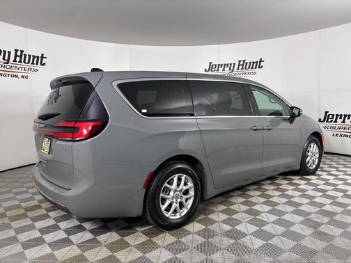2023 Chrysler Pacifica Touring-L
