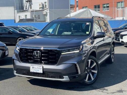 Modern Steel Metallic 2024 Honda Pilot