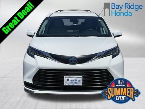 2022 Toyota Sienna LE