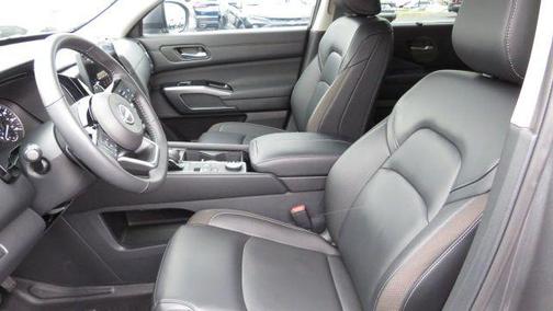 2025 Nissan Pathfinder SL 4WD