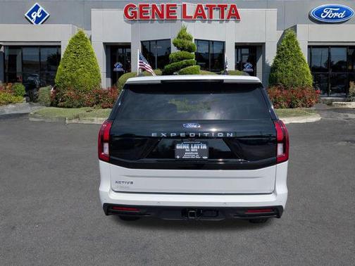 Star White Metallic Tri-Coat 2026 Ford Expedition Active