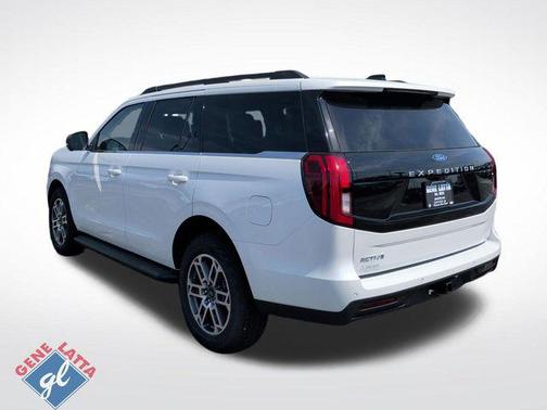 Star White Metallic Tri-Coat 2026 Ford Expedition Active