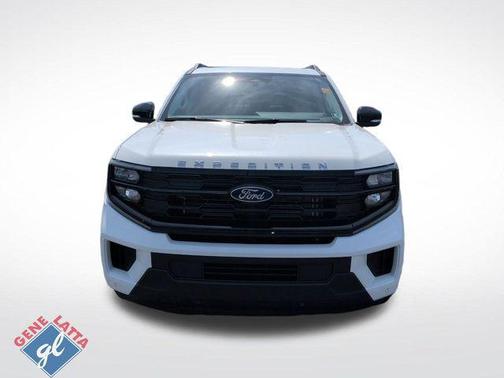Star White Metallic Tri-Coat 2026 Ford Expedition Active