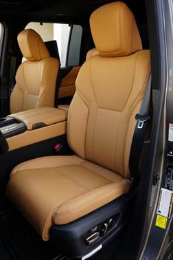 2025 Lexus LX 700h Luxury