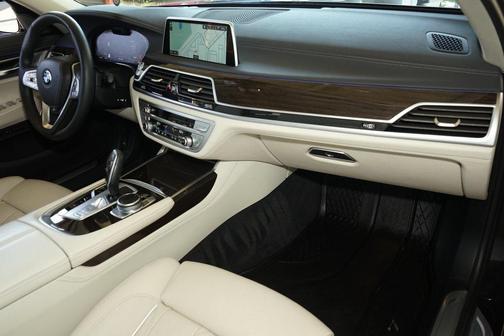 2022 BMW 740 i