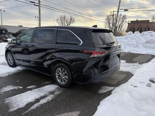 2021 Toyota Sienna LE