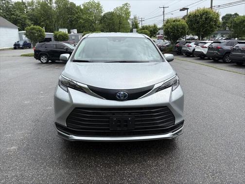 2024 Toyota Sienna LE
