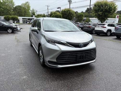2024 Toyota Sienna LE