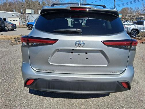Celestial Silver Metallic 2021 Toyota Highlander LE