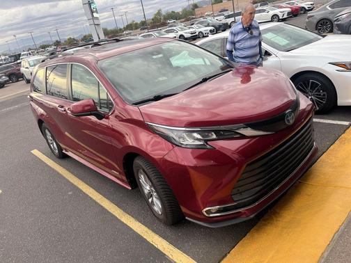 2021 Toyota Sienna XLE 8 Passenger