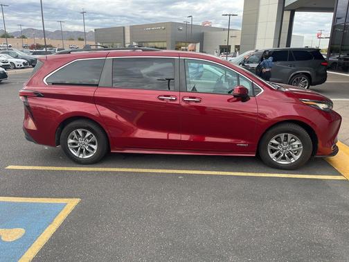 2021 Toyota Sienna XLE 8 Passenger