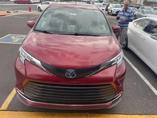 2021 Toyota Sienna XLE 8 Passenger