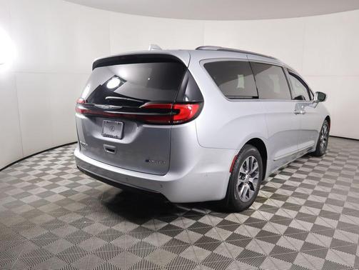 2022 Chrysler Pacifica L
