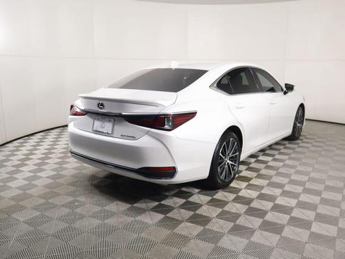 2025 Lexus ES 300h Base