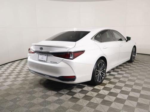 2025 Lexus ES 300h Base