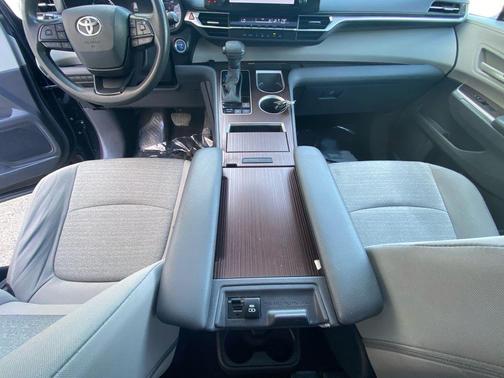 Midnight Black Metallic 2023 Toyota Sienna LE