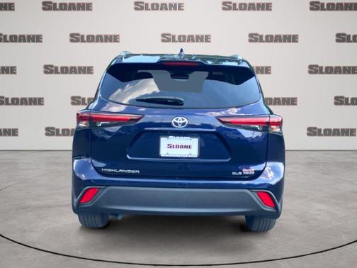 Gray 2024 Toyota Highlander XLE