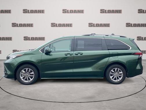 2022 Toyota Sienna LE