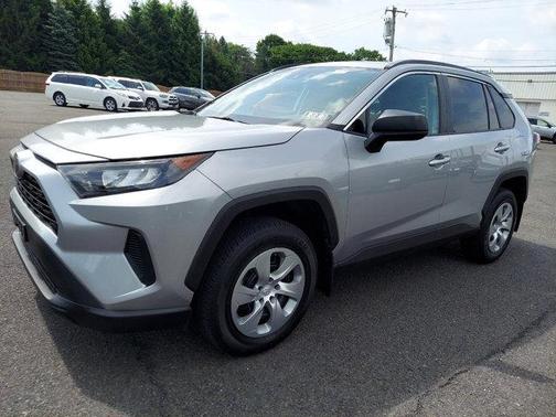 Photo 3 of 27 of 2019 Toyota RAV4 LE