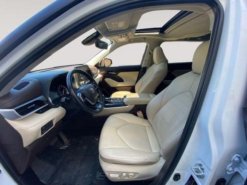 Wind Chill Pearl 2022 Toyota Highlander XLE