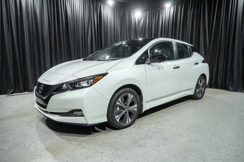 Super Black/Pearl White 2022 Nissan Leaf SV PLUS 62 kWh