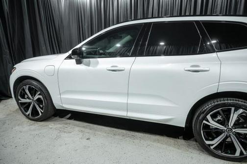 2024 Volvo XC60 Recharge Plug-In Hybrid T8 Ultimate Dark Theme