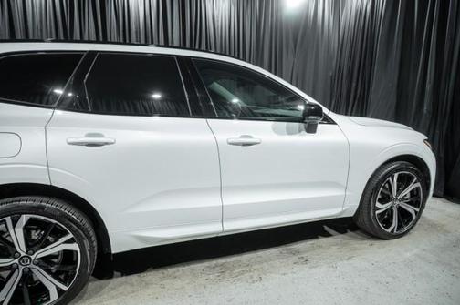 2024 Volvo XC60 Recharge Plug-In Hybrid T8 Ultimate Dark Theme