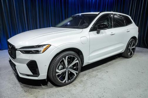 2024 Volvo XC60 Recharge Plug-In Hybrid T8 Ultimate Dark Theme