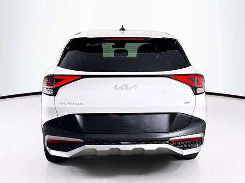 Snow White Pearl 2023 Kia Sportage LX